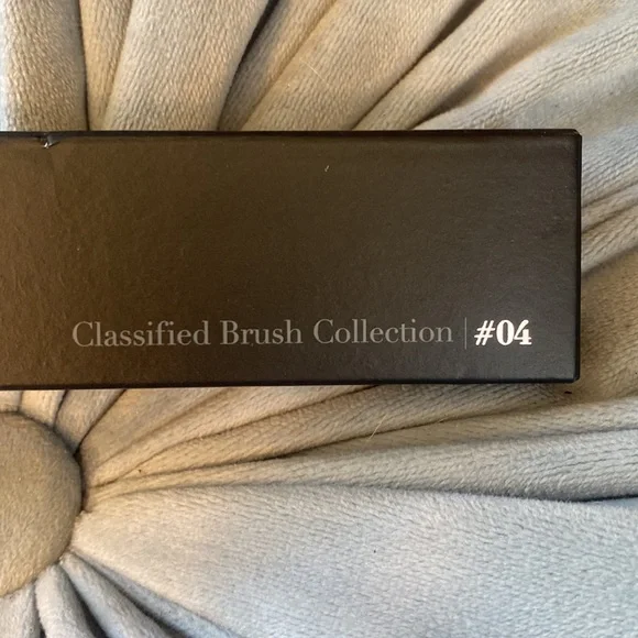 🎀 NEW in Box Classified Brush Collection Foundation Brush #04 - Picture 5 of 6